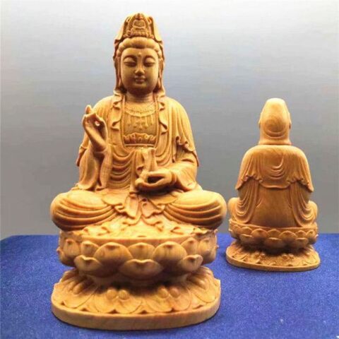 Tượng gỗ thơm Quan Âm Bồ Tát chế tác từ gỗ Bách Xanh đặt trên xe ô tô