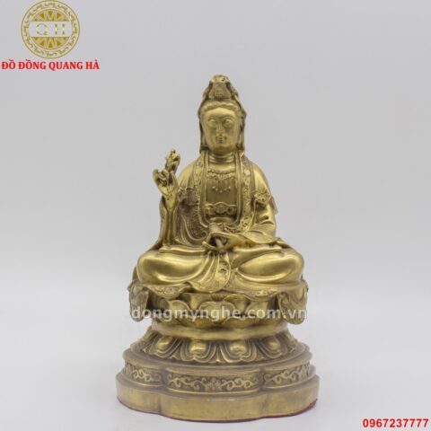 Tượng Phật Quan Âm bằng đồng cao cấp đặt trong xe, thể hiện sự bình an khi tìm nơi để xe ô tô an toàn.