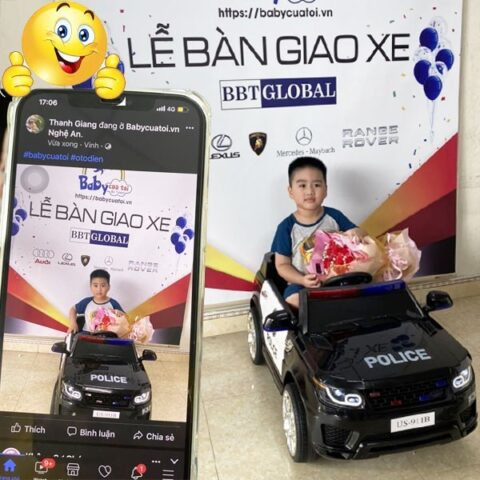 Một chiếc xe mô hình cảnh sát màu xanh trắng, tượng trưng cho đa dạng các mẫu xe ô tô trên thị trường