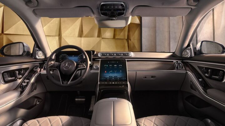 Nội thất sang trọng của xe ô tô hạng S Mercedes-Benz S-Class W223 với màn hình OLED lớn