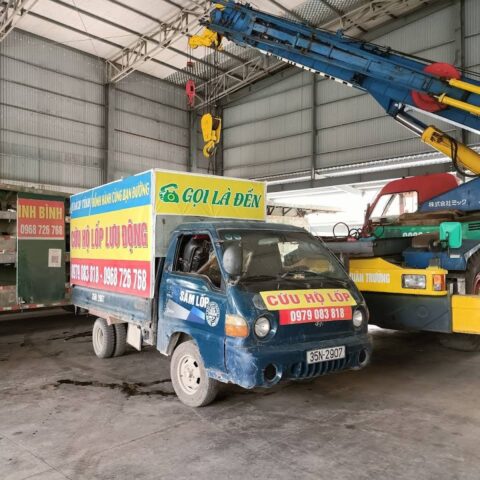 Kiểm tra tình trạng lốp ô tô trước khi gọi đội cứu hộ xe ô tô Yên Khánh